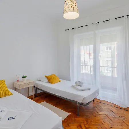 Combatentes 33 House - By Y Concept Setúbal